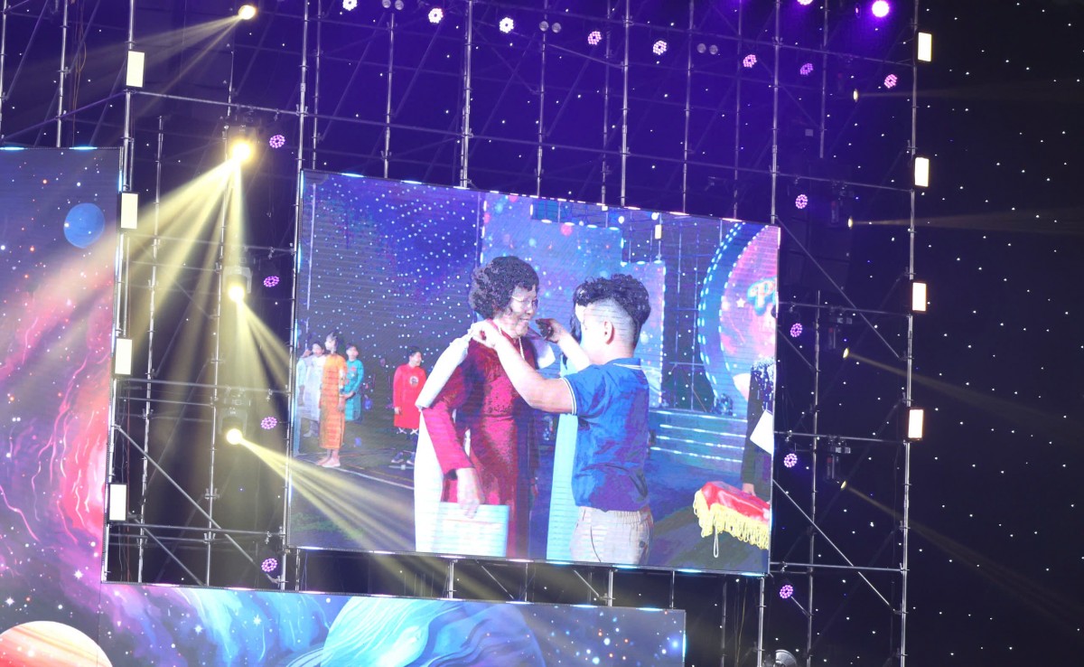 Gần 4.000 học sinh Trường Tiểu học Đoàn Thị Điểm rực rỡ cùng đêm hội Hoa Tháng Năm