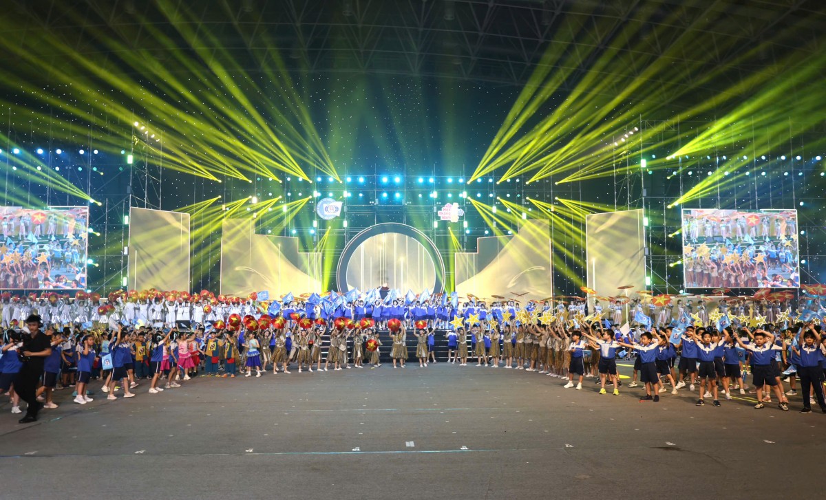 Gần 4.000 học sinh Trường Tiểu học Đoàn Thị Điểm rực rỡ cùng đêm hội Hoa Tháng Năm