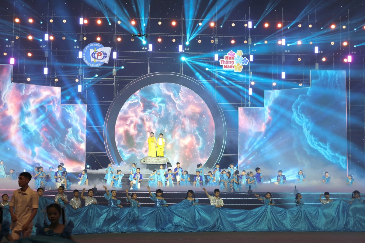 Gần 4.000 học sinh Trường Tiểu học Đoàn Thị Điểm rực rỡ cùng đêm hội Hoa Tháng Năm