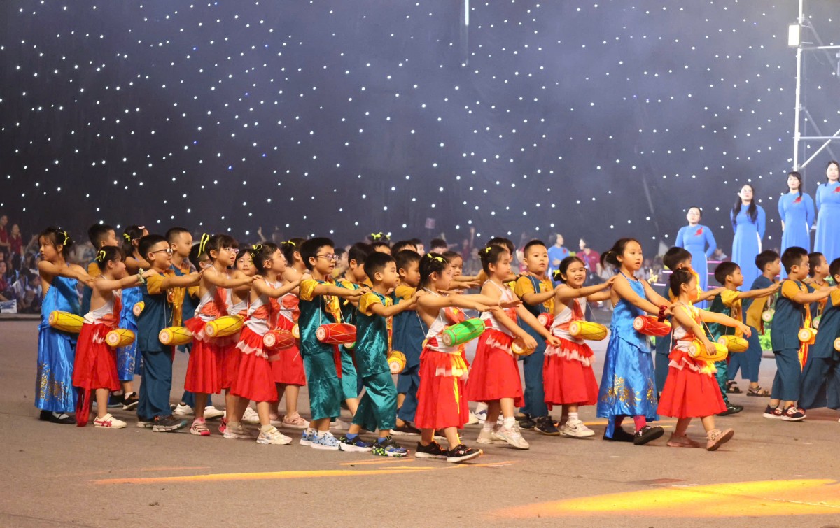 Gần 4.000 học sinh Trường Tiểu học Đoàn Thị Điểm rực rỡ cùng đêm hội Hoa Tháng Năm