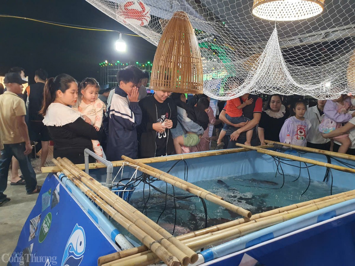 Cá tầm hồ Hòa Bình được đấu giá thành công 150 triệu đồng Cá tầm hồ Hòa Bình được đấu giá thành công 150 triệu đồng