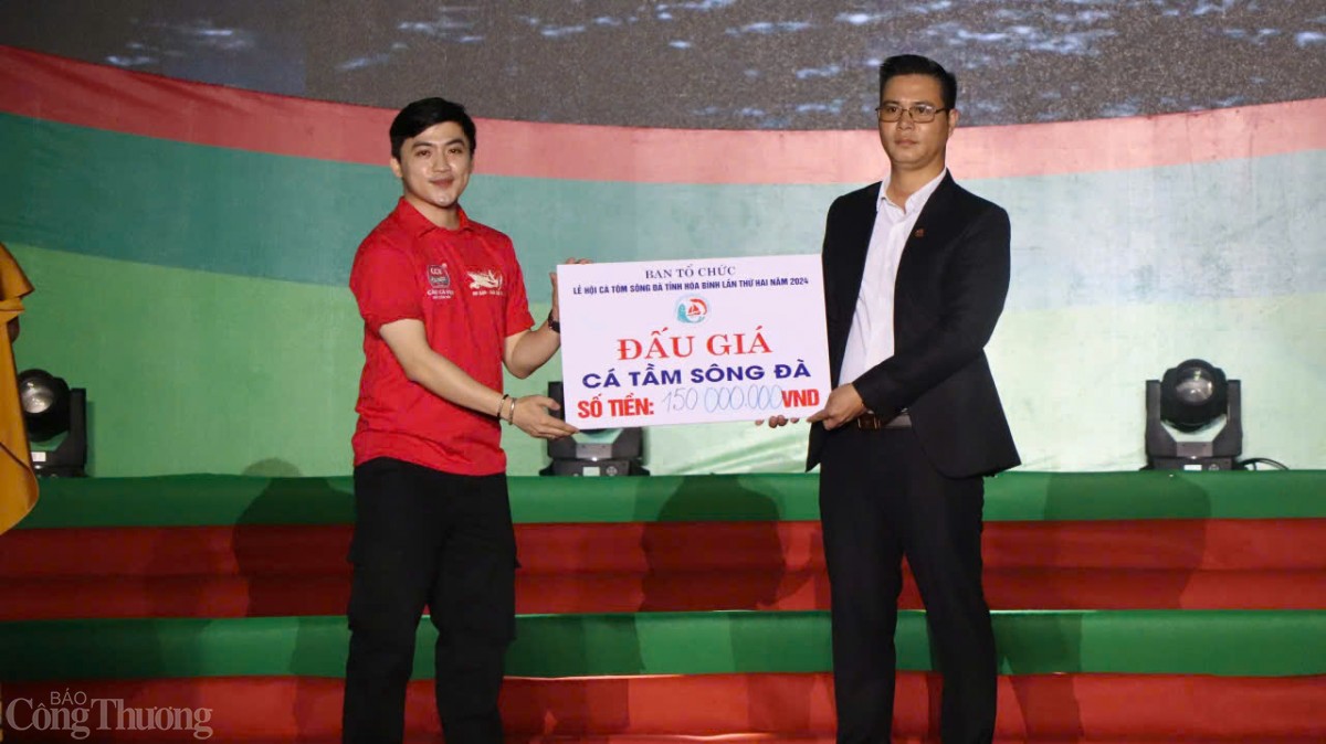 Cá tầm hồ Hòa Bình được đấu giá thành công 150 triệu đồng Cá tầm hồ Hòa Bình được đấu giá thành công 150 triệu đồng