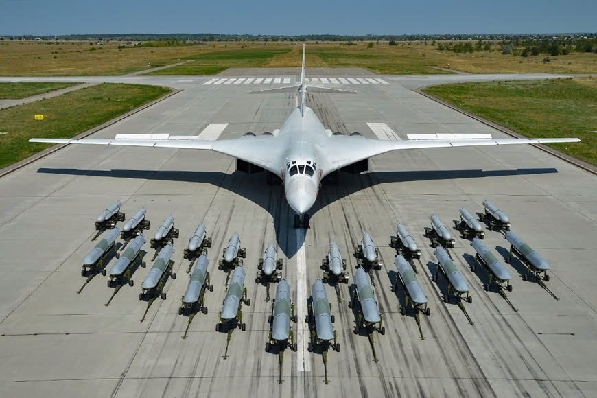 Máy bay ném bom chiến lược siêu thanh Tu-160. Ảnh: RT Máy bay ném bom chiến lược siêu thanh Tu-160. Ảnh: RT