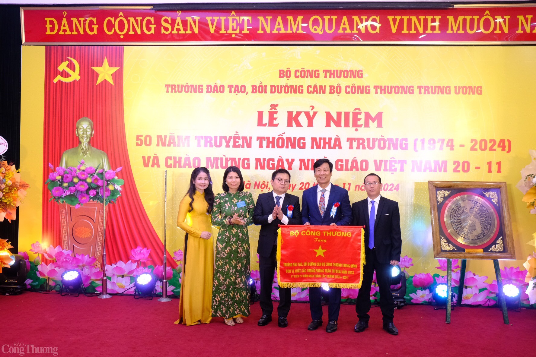 Thứ trưởng Bộ Công Thương Trương Thanh Hoài trao cờ thi đua danh hiệu