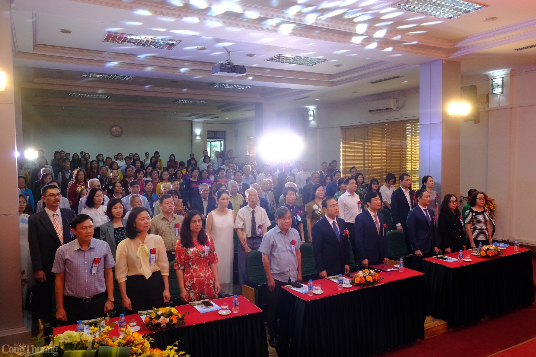 Các đại biểu thực hiện nghi thức chào cơ tại buổi lễ. Ảnh: Trần Đình Các đại biểu thực hiện nghi thức chào cơ tại buổi lễ. Ảnh: Trần Đình