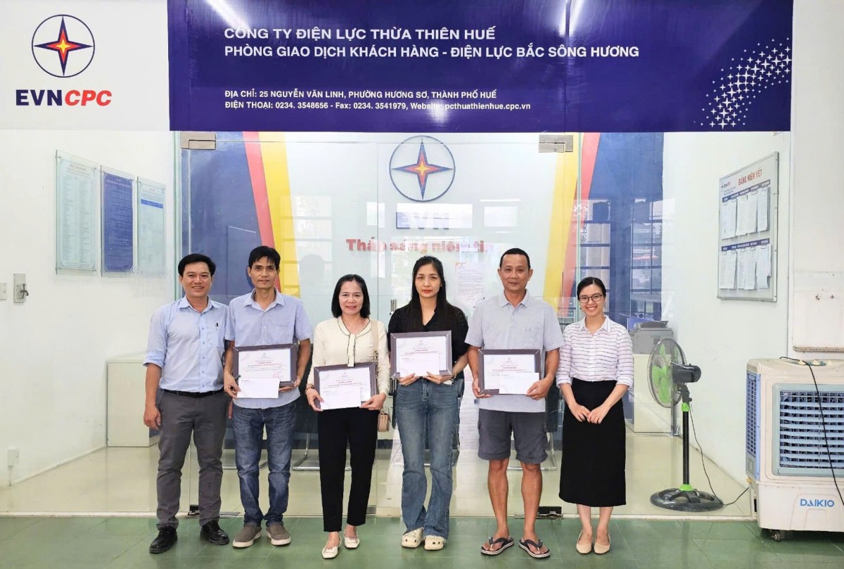 PC Thừa Thiên Huế: Trao giải, giấy chứng nhận Hộ gia đình tiết kiệm điện năm 2024