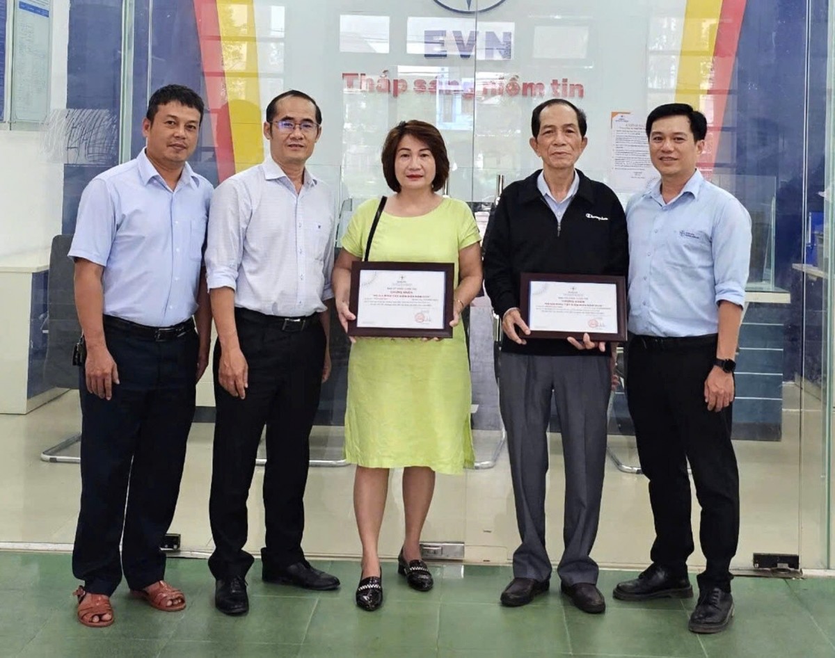 PC Thừa Thiên Huế: Trao giải, giấy chứng nhận Hộ gia đình tiết kiệm điện năm 2024