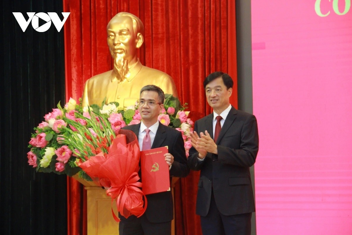 Chánh Văn phòng Trung ương Đảng Nguyễn Duy Ngọc trao quyết định và tặng hoa chúc mừng ông Võ Thành Hưng Chánh Văn phòng Trung ương Đảng Nguyễn Duy Ngọc trao quyết định và tặng hoa chúc mừng ông Võ Thành Hưng