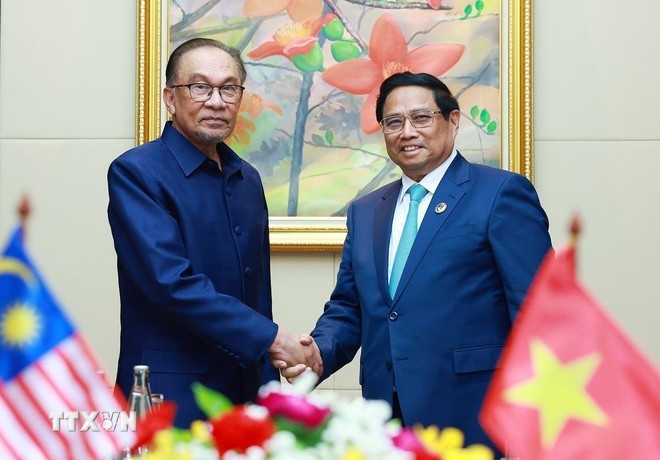 Thủ tướng Phạm Minh Chính gặp Thủ tướng Malaysia Anwar Ibrahim trong chuyến tham dự Hội nghị Cấp cao ASEAN lần thứ 44, 45 và các hội nghị cấp cao liên quan tại Vientiane (Lào). Ảnh: TTXVN Thủ tướng Phạm Minh Chính gặp Thủ tướng Malaysia Anwar Ibrahim trong chuyến tham dự Hội nghị Cấp cao ASEAN lần thứ 44, 45 và các hội nghị cấp cao liên quan tại Vientiane (Lào). Ảnh: TTXVN