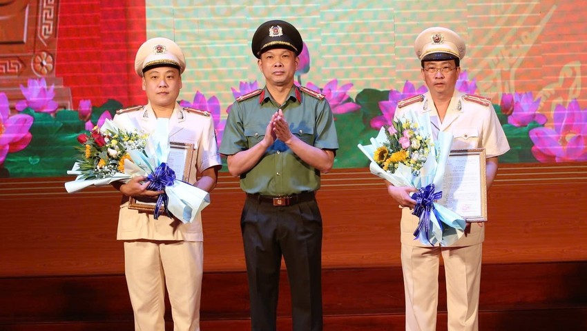 Đại tá Tạ Văn Đẹp, Giám đốc Công an tỉnh Bình Dương đã trao quyết định điều động và bổ nhiệm hai Phó Giám đốc Công an tỉnh là thượng tá Bùi Thanh Trực (bên phải) và thượng tá Phan Huy Văn (bên trái). Ảnh: Pháp luật TP. Hồ Chí Minh Đại tá Tạ Văn Đẹp, Giám đốc Công an tỉnh Bình Dương đã trao quyết định điều động và bổ nhiệm hai Phó Giám đốc Công an tỉnh là thượng tá Bùi Thanh Trực (bên phải) và thượng tá Phan Huy Văn (bên trái). Ảnh: Pháp luật TP. Hồ Chí Minh