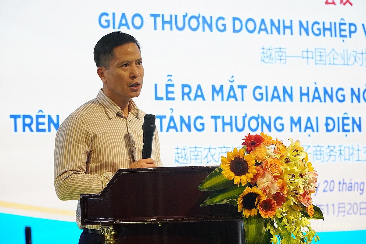 ông Nguyễn Minh Tiến – Giám đốc Trung tâm Xúc tiến thương mại Nông nghiệp phát biểu tại Hội nghị ông Nguyễn Minh Tiến – Giám đốc Trung tâm Xúc tiến thương mại Nông nghiệp phát biểu tại Hội nghị