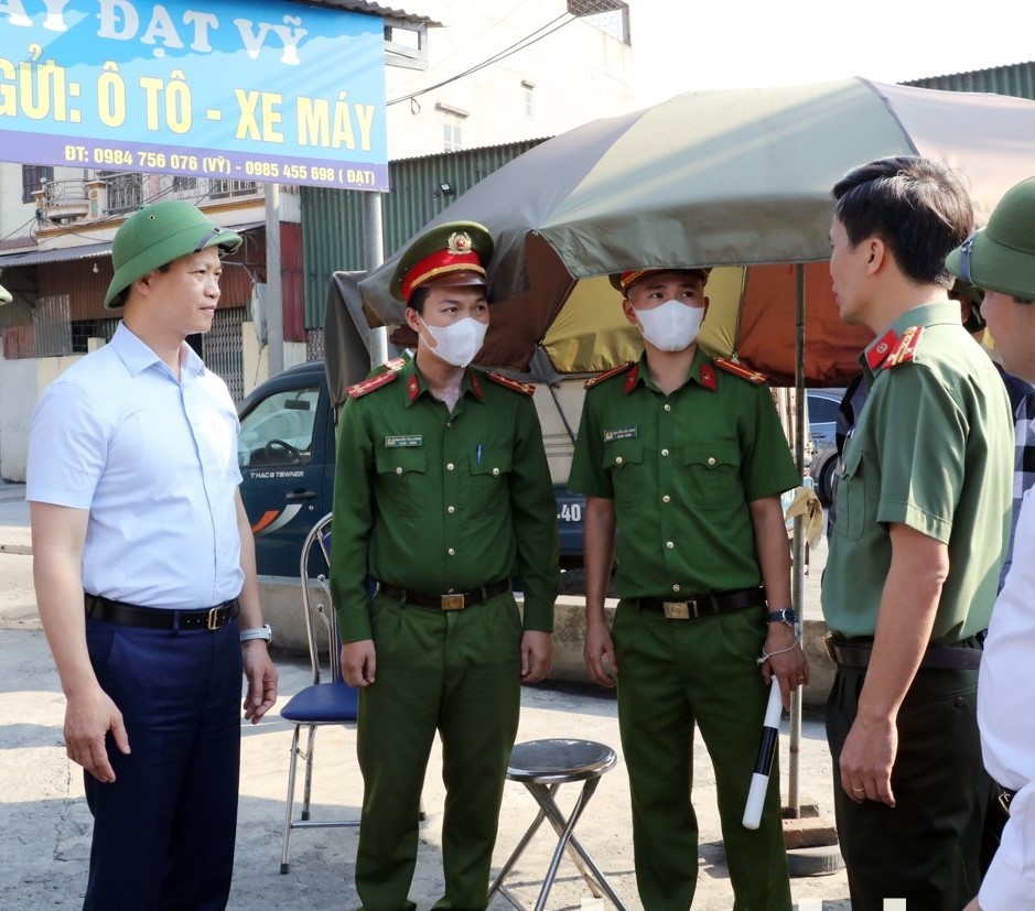 kiểm tra tại các Tổ chốt phương tiện ra, vào thôn Mẫn Xá.