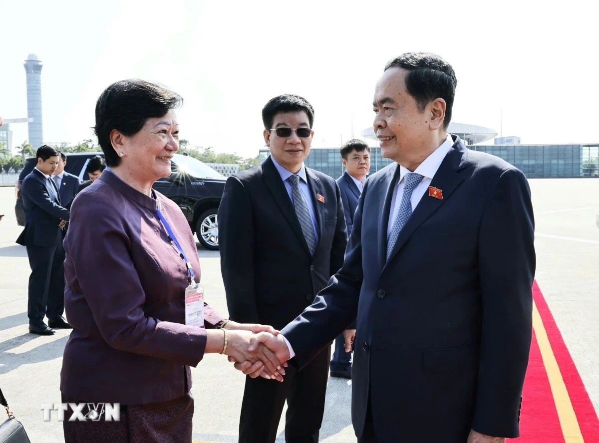 Đại sứ Campuchia Chea Kimtha tiễn Chủ tịch Quốc hội Trần Thanh Mẫn tại Sân bay quốc tế Nội Bài Đại sứ Campuchia Chea Kimtha tiễn Chủ tịch Quốc hội Trần Thanh Mẫn tại Sân bay quốc tế Nội Bài