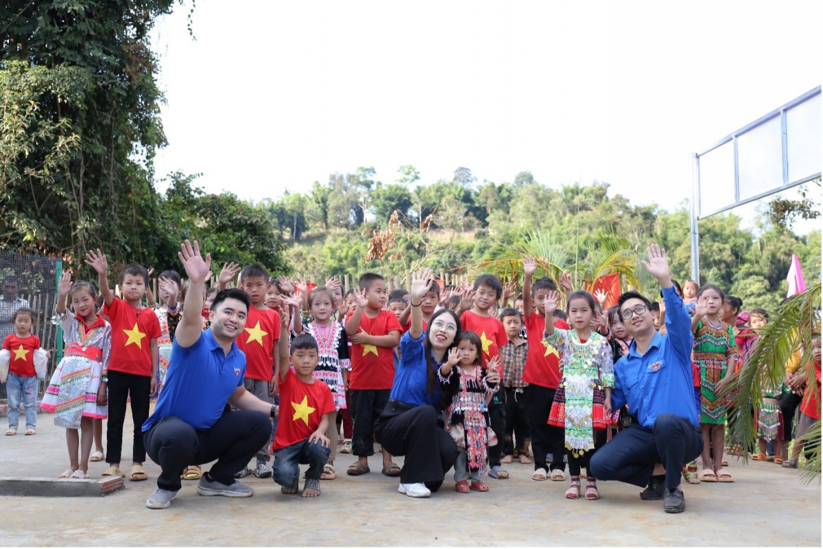 nhằm lan tỏa tinh thần xung kích, tình nguyện, sáng tạo của các lớp đoàn viên, thanh niên, tiếp tục “truyền lửa” để các bạn trẻ sôi nổi lập thành tích mới trong phong trào “Thanh niên tình nguyện