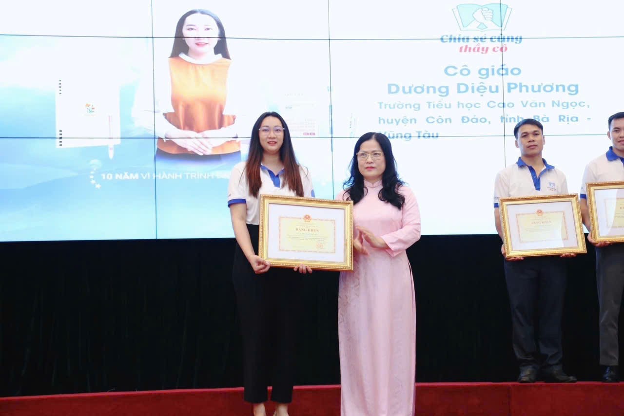 Cô giáo mang tuổi xuân 'gieo chữ' nơi sóng nước biển Đông Cô giáo mang tuổi xuân 'gieo chữ' nơi sóng nước biển Đông