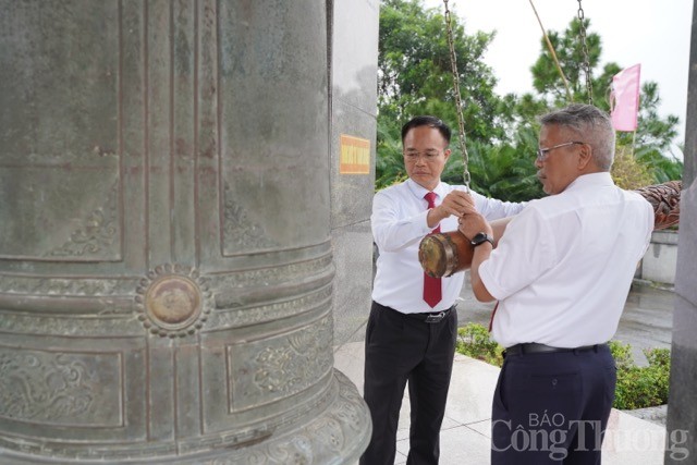 Đoàn công tác Bộ Công Thương dâng hương tri ân các anh hùng tại tỉnh Quảng Trị