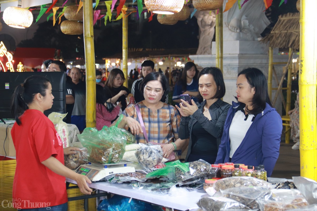 Hội chợ Đặc sản Vùng miền Việt Nam 2024 thu hút đông đảo người tiêu dùng cũng như du khách