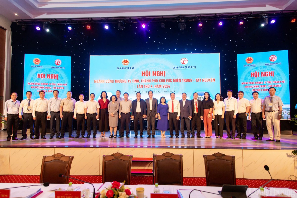 Các đại biểu chụp hình lưu niệm tại Hội nghị Các đại biểu chụp hình lưu niệm tại Hội nghị