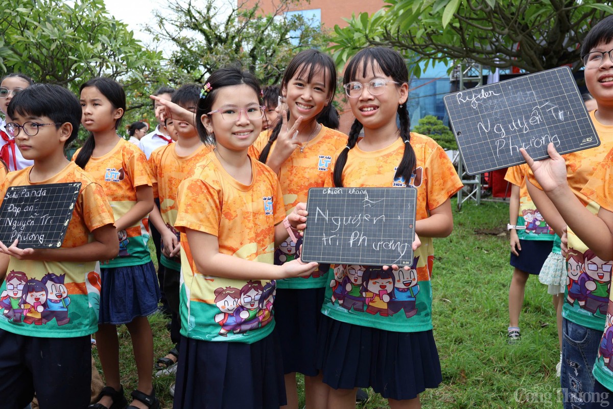 Các em nhỏ hứng thú với các trò chơi dân gian được tổ chức tại Ngày hội