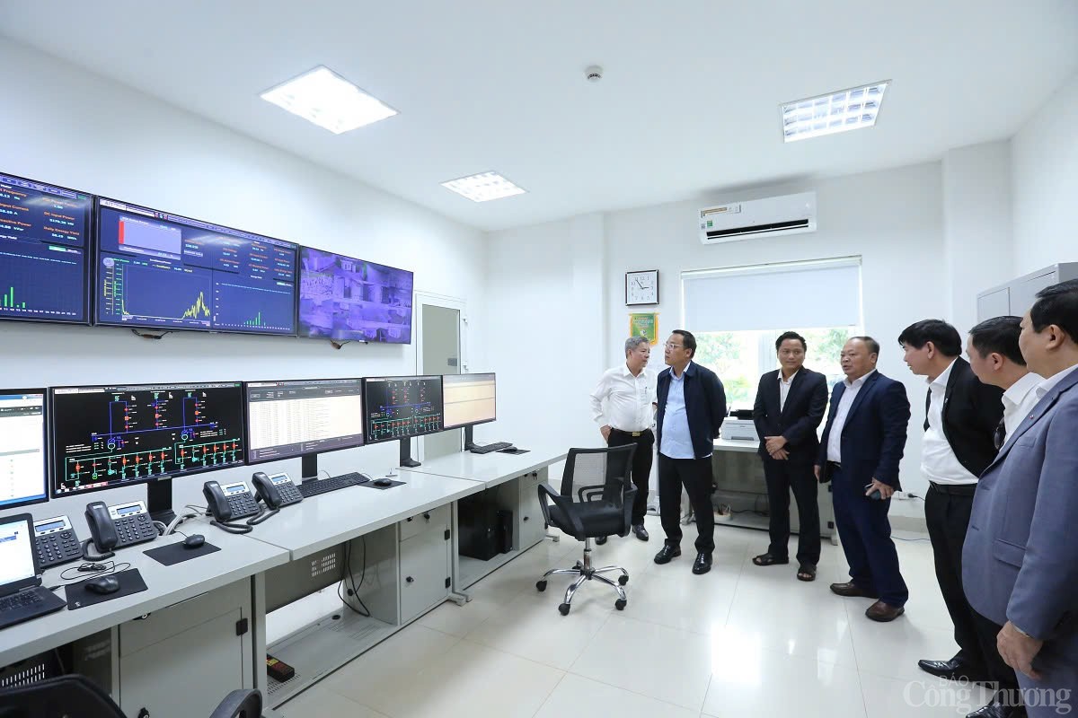 Thứ Thứ trưởng Nguyễn Hoàng Long làm việc tại Nhà máy Điện mặt trời Gio Thành 1