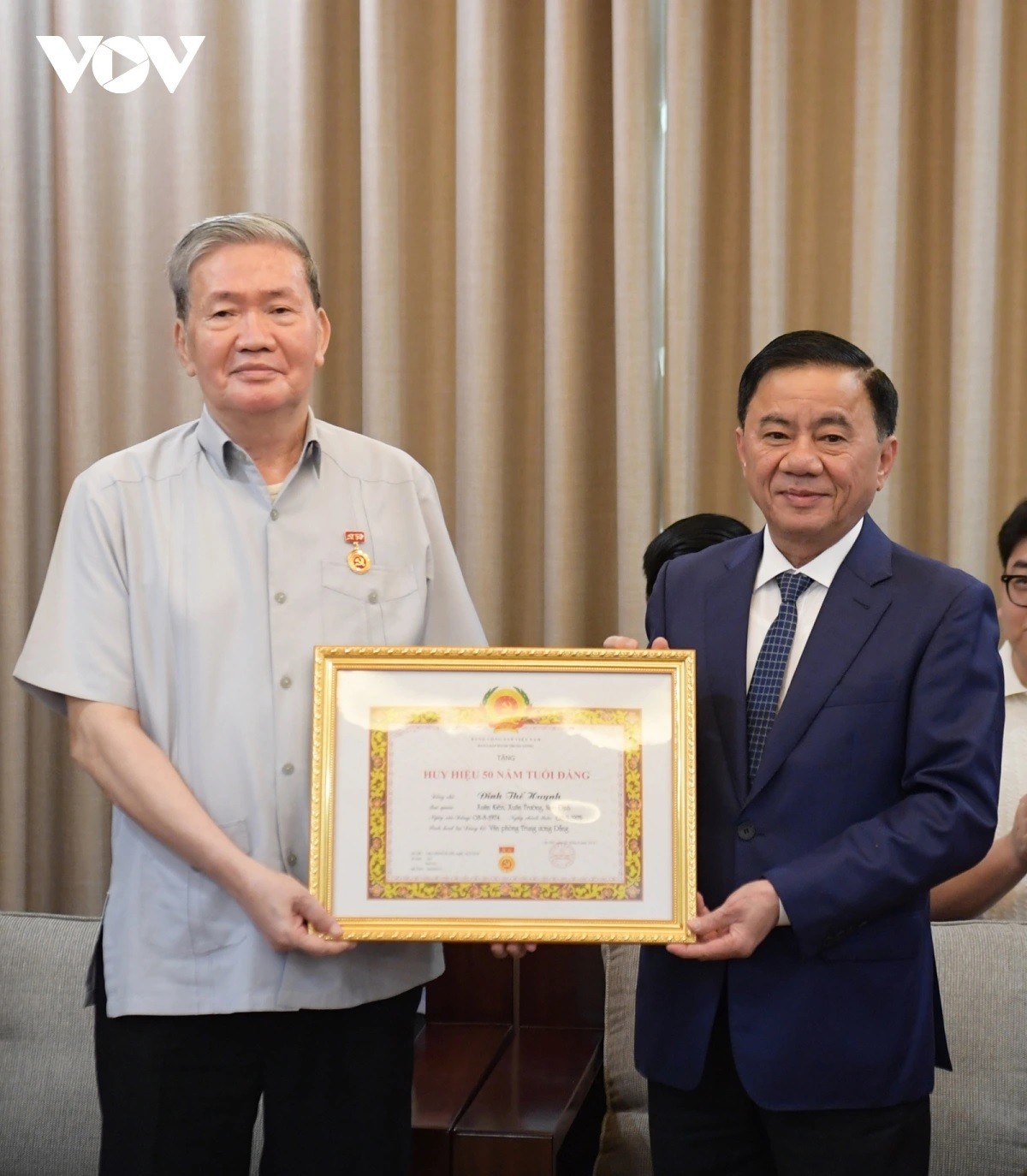 Đồng chí Trần Cẩm Tú trao Huy hiệu 50 năm tuổi Đảng cho nguyên Thường trực Ban Bí thư Đinh Thế Huynh Đồng chí Trần Cẩm Tú trao Huy hiệu 50 năm tuổi Đảng cho nguyên Thường trực Ban Bí thư Đinh Thế Huynh