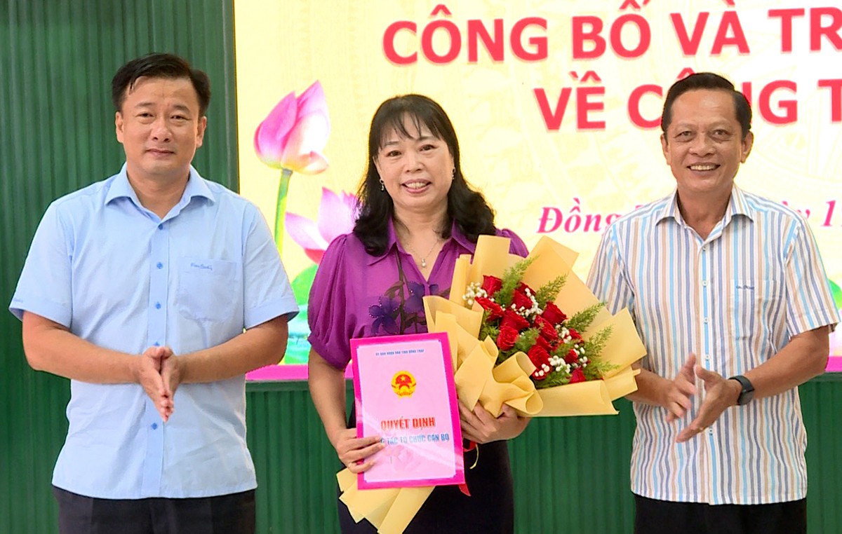 Bà Ngô Thị Ngọc Hạnh nhận quyết định bổ nhiệm làm Giám đốc Đài PT&TH Đồng Tháp. Ảnh: Đài PT&TH Đồng Tháp  Bà Ngô Thị Ngọc Hạnh nhận quyết định bổ nhiệm làm Giám đốc Đài PT&TH Đồng Tháp. Ảnh: Đài PT&TH Đồng Tháp