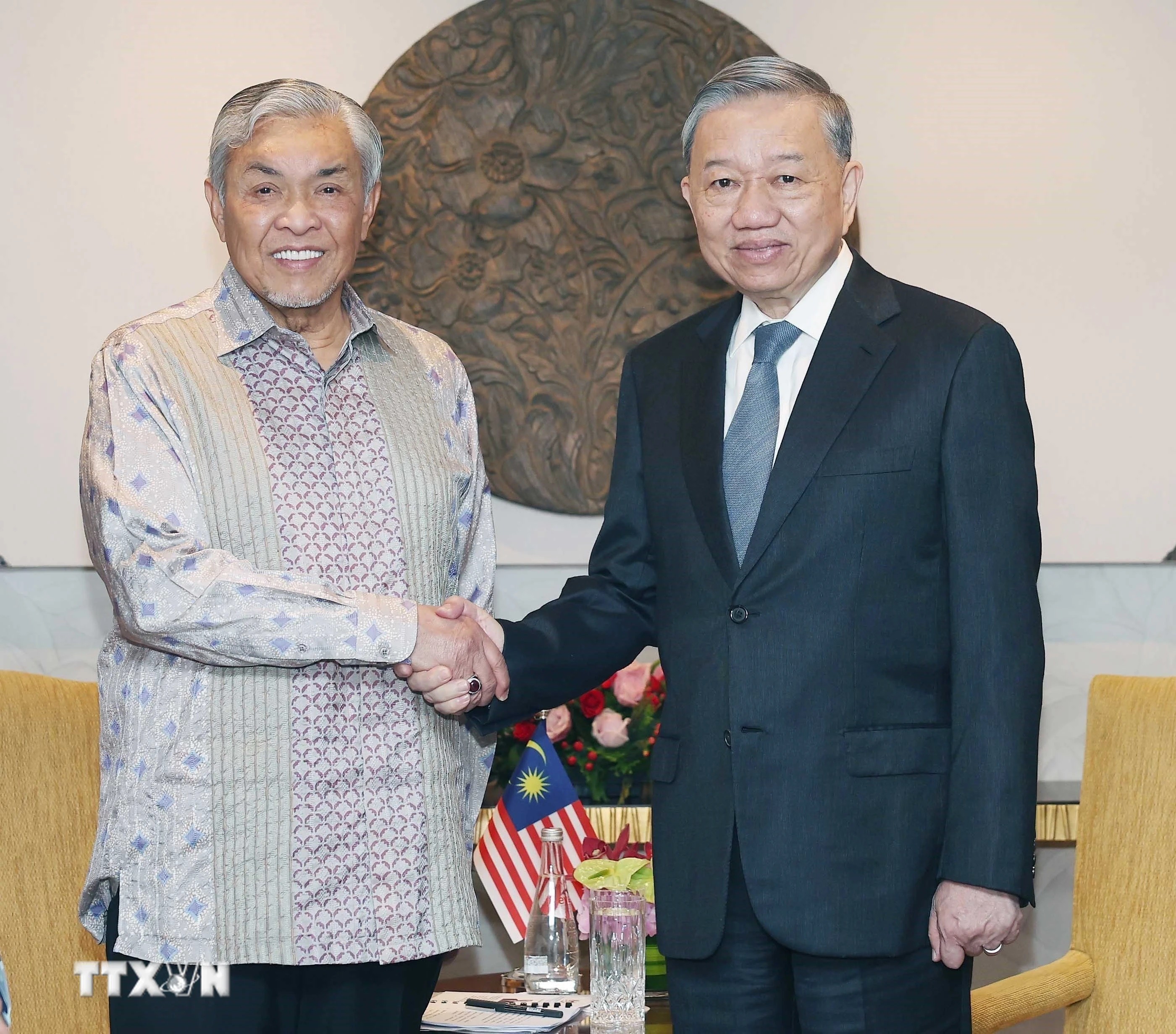 ổng Bí thư Tô Lâm tiếp Phó Thủ tướng kiêm Bộ trưởng Bộ Phát triển nông thôn Malaysia, Chủ tịch Đảng Tổ chức Thống nhất Dân tộc Mã lai (UMNO) Dato’ Seri Dr. Ahmad Zahid Hamidi ổng Bí thư Tô Lâm tiếp Phó Thủ tướng kiêm Bộ trưởng Bộ Phát triển nông thôn Malaysia, Chủ tịch Đảng Tổ chức Thống nhất Dân tộc Mã lai (UMNO) Dato’ Seri Dr. Ahmad Zahid Hamidi