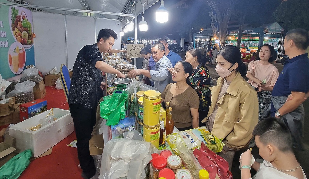 Người tiêu dùng Thủ đô thăm quan mua sắm tại Hội chợ trái cây, nông sản an toàn các tỉnh, thành phố năm 2024