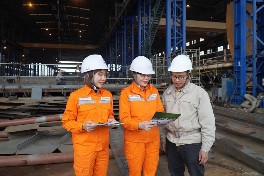 Ngành Điện Quảng Ninh tích cực tuyên truyền tiết kiệm điện tại các doanh nghiệp Ngành Điện Quảng Ninh tích cực tuyên truyền tiết kiệm điện tại các doanh nghiệp