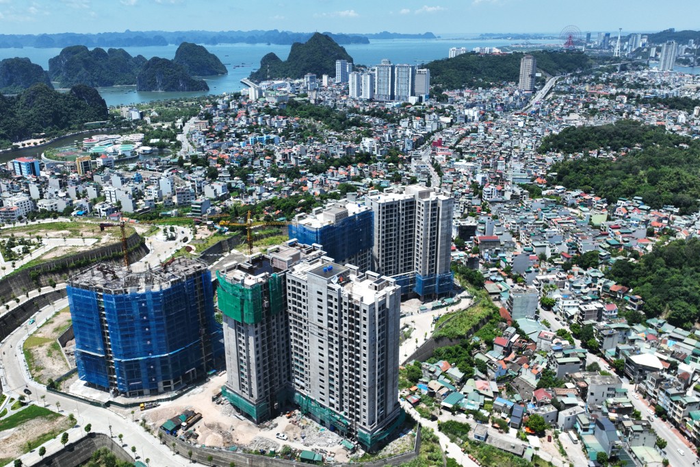 Hiện Khu nhà ở xã hội thuộc khu dân cư đồi Ngân hàng, phường Hồng Hải và Cao Thắng, TP Hạ Long, đã cơ bản thi công xong hạng mục thô, phấn đấu đầu năm 2025 sẽ bắt đầu bàn giao nhà cho người dân. Hiện Khu nhà ở xã hội thuộc khu dân cư đồi Ngân hàng, phường Hồng Hải và Cao Thắng, TP Hạ Long, đã cơ bản thi công xong hạng mục thô, phấn đấu đầu năm 2025 sẽ bắt đầu bàn giao nhà cho người dân.