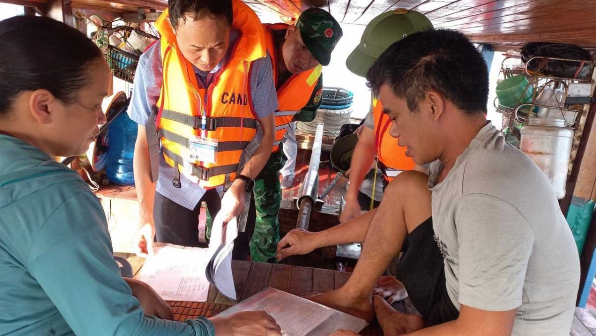 Đoàn liên ngành thị xã Quảng Yên (Quảng Ninh)tăng cường kiểm tra, kiểm soát, kịp thời phát hiện, ngăn chặn, xử lý tàu cá vi phạm khai thác IUU. Ảnh: TTTT Đoàn liên ngành thị xã Quảng Yên (Quảng Ninh)tăng cường kiểm tra, kiểm soát, kịp thời phát hiện, ngăn chặn, xử lý tàu cá vi phạm khai thác IUU. Ảnh: TTTT