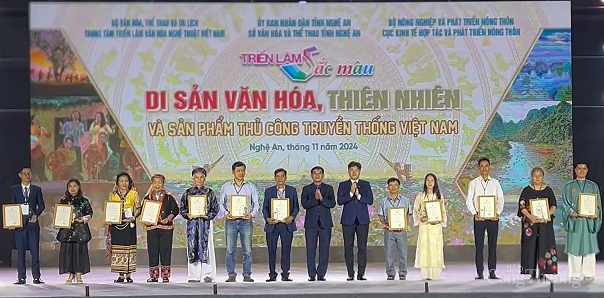 Trao giải thưởng cho các sản phẩm đạt giải và công nhận các tác giả tham gia Hội thi sản phẩm thủ công mỹ nghệ Việt Nam năm 2024 Trao giải thưởng cho các sản phẩm đạt giải và công nhận các tác giả tham gia Hội thi sản phẩm thủ công mỹ nghệ Việt Nam năm 2024