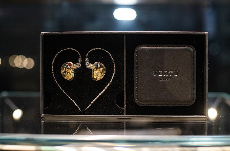 Tai nghe Vertu với thiết kế độc đáo, thời trang. Tai nghe Vertu với thiết kế độc đáo, thời trang.