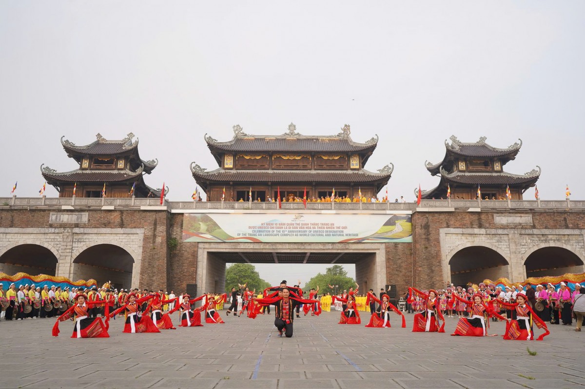 Với sự hỗ trợ đồng bộ và bền bỉ từ trung ương cùng nỗ lực quyết tâm của địa phương, tôi tin rằng Ninh Bình hoàn toàn có thể đạt được mục tiêu trở thành đô thị di sản nổi bật, vừa bảo tồn giá trị văn hóa, vừa phát triển kinh tế-xã hội bền vững. Với sự hỗ trợ đồng bộ và bền bỉ từ trung ương cùng nỗ lực quyết tâm của địa phương, tôi tin rằng Ninh Bình hoàn toàn có thể đạt được mục tiêu trở thành đô thị di sản nổi bật, vừa bảo tồn giá trị văn hóa, vừa phát triển kinh tế-xã hội bền vững.