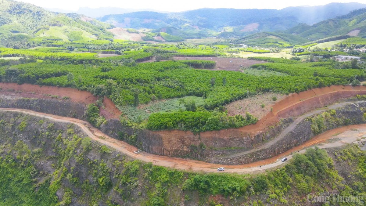 Khi thi công đường vào thuỷ điện Nước Chè, một dãy núi đá dĩa được phát hiện