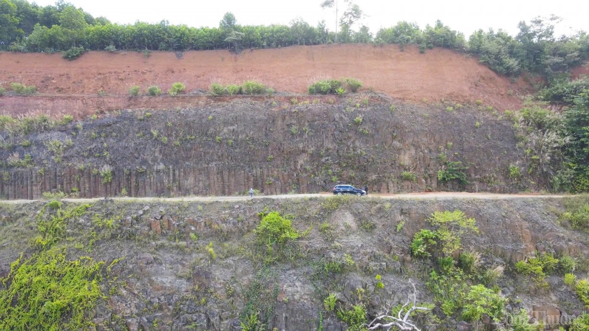 Dãy núi cách đường mòn Hồ Chí Minh chừng 2km với những trụ đá được xếp chồng lên nhau