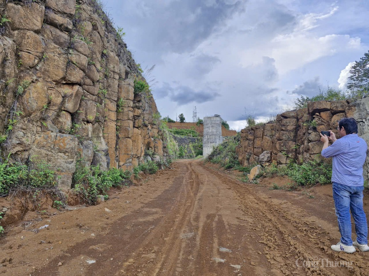 Nhiều người dân địa phương và khách du lịch hiếu kì đến tham quan, chụp hình