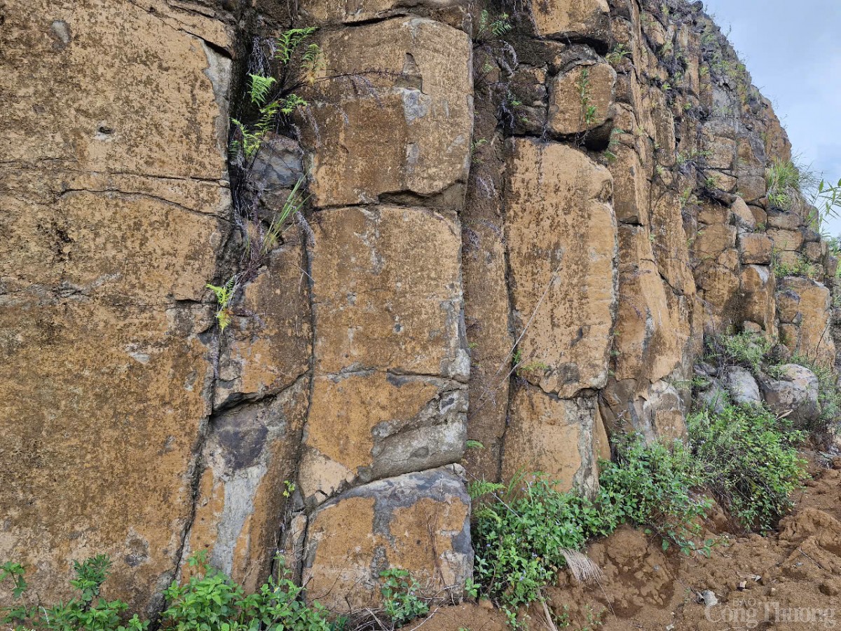 Do mới phát lộ nên những phiến đá nơi đây chưa bị thời gian tác động, giữ nét hoang sơ