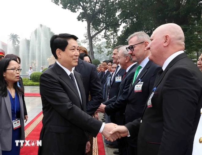 Chủ tịch nước Lương Cường bắt tay các thành viên đoàn Bulgaria. (Ảnh: Lâm Khánh/TTXVN) Chủ tịch nước Lương Cường bắt tay các thành viên đoàn Bulgaria. (Ảnh: Lâm Khánh/TTXVN)