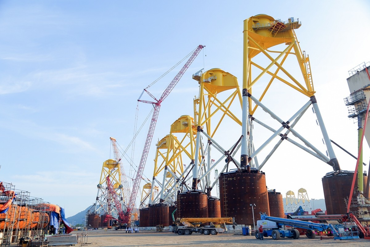 Công trường thi công chân đế điện gió ngoài khơi của PTSC