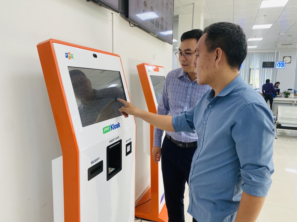 Các kiosk tự động hóa đã được đưa về Trung tâm phục vụ hành chính công tỉnh. Ảnh: Cao Quỳnh Các kiosk tự động hóa đã được đưa về Trung tâm phục vụ hành chính công tỉnh. Ảnh: Cao Quỳnh