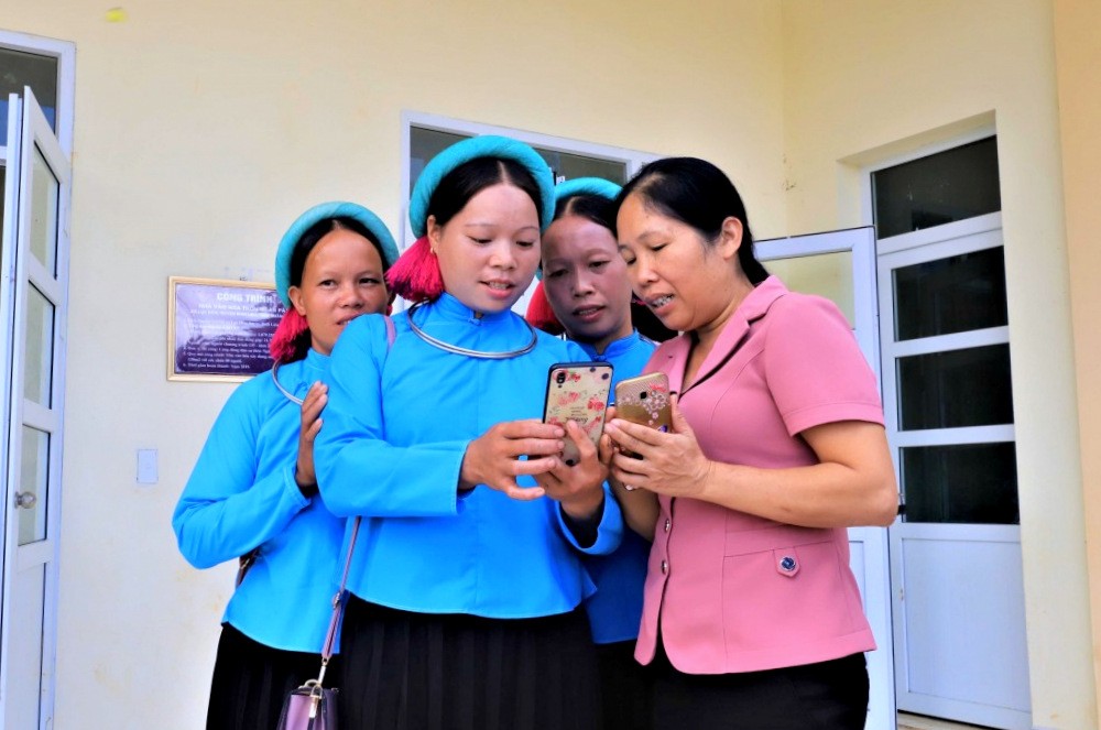 Người dân huyện Bình Liêu sử dụng các ứng dụng, tiện ích của chuyển đổi số trên điện thoại thông minh được kết nối internet. Ảnh: Song Hà Người dân huyện Bình Liêu sử dụng các ứng dụng, tiện ích của chuyển đổi số trên điện thoại thông minh được kết nối internet. Ảnh: Song Hà