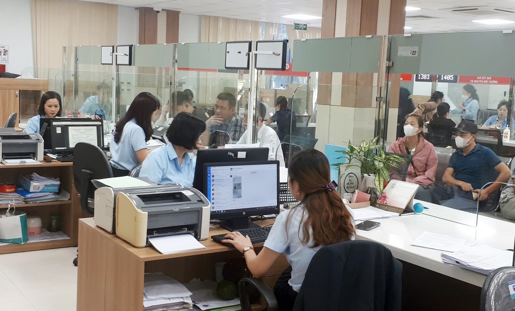 Cán bộ BHXH tỉnh tiếp nhận và giải quyết các thủ tục liên quan BHXH, BHYT tại Trung tâm Hành chính công TP Hạ Long. Ảnh: Dương Trường Cán bộ BHXH tỉnh tiếp nhận và giải quyết các thủ tục liên quan BHXH, BHYT tại Trung tâm Hành chính công TP Hạ Long. Ảnh: Dương Trường