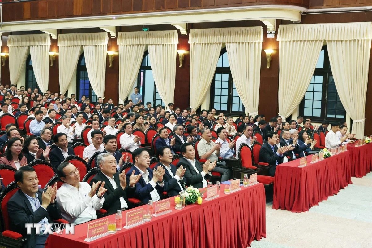 Tổng Bí thư Tô Lâm trao đổi chuyên đề về Kỷ nguyên vươn mình của dân tộc Việt Nam Tổng Bí thư Tô Lâm trao đổi chuyên đề về Kỷ nguyên vươn mình của dân tộc Việt Nam