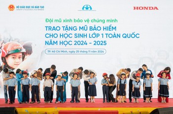 Trao tặng mũ bảo hiểm và hướng dẫn an toàn giao thông cho học sinh lớp 1 khu vực phía Nam