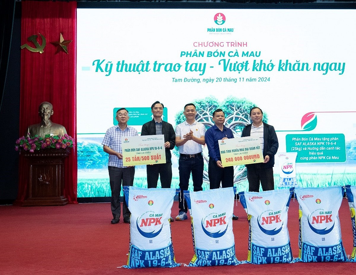 Đại diện PVCFC trao quà tặng cho hộ nông dân khó khăn Lai Châu Đại diện PVCFC trao quà tặng cho hộ nông dân khó khăn Lai Châu
