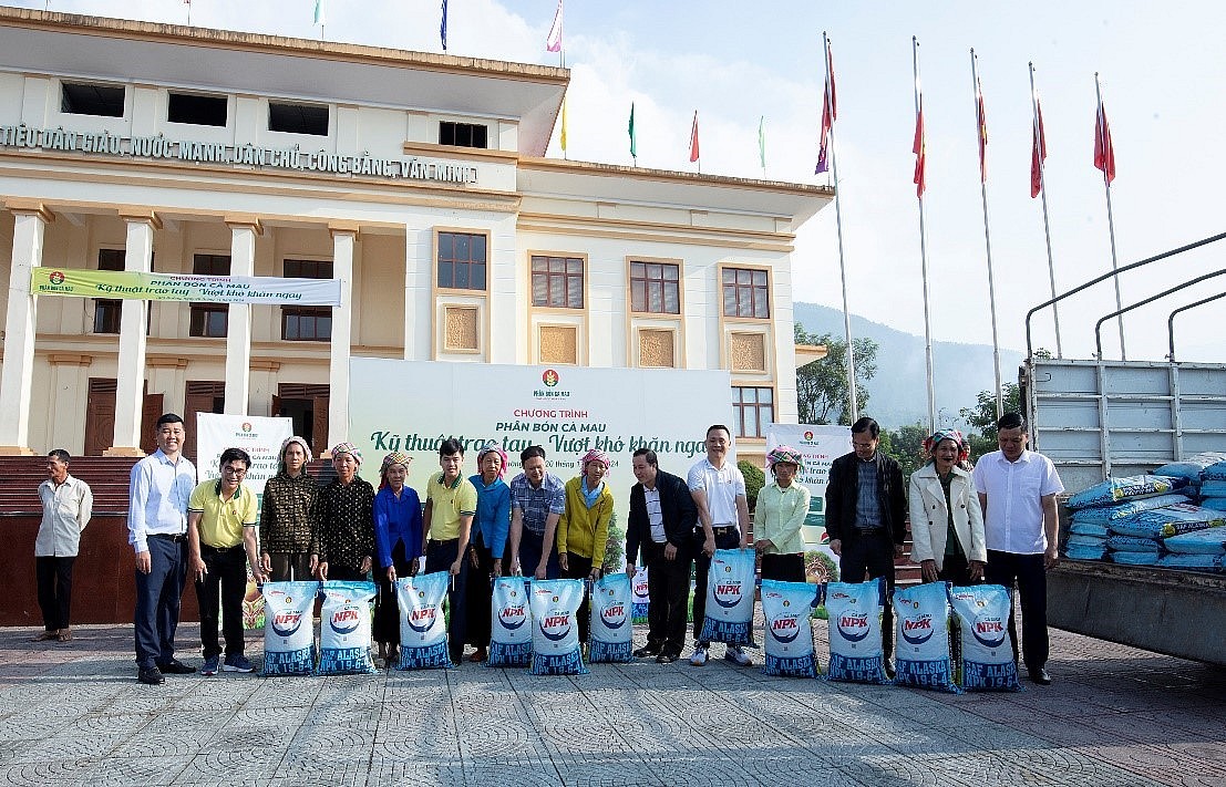 Những món quà ấm áp, ý nghĩa của đại diện PVCFC dành cho bà con nông dân Những món quà ấm áp, ý nghĩa của đại diện PVCFC dành cho bà con nông dân