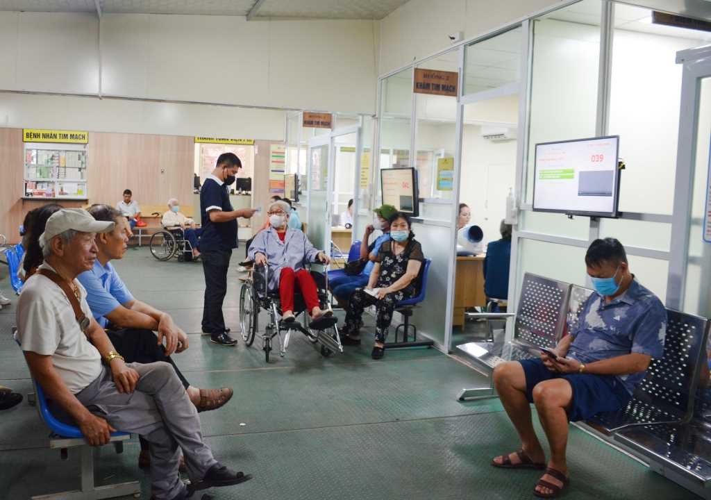 Hệ thống gọi số tự động tại bệnh viện giúp người bệnh chủ động khi chờ tới lượt khám. Ảnh: Nguyễn Hoa