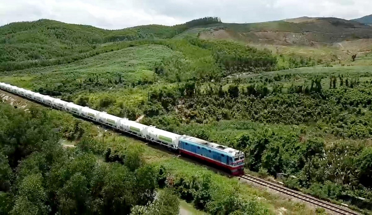 Đoàn tàu hỏa vận chuyển LNG từ Nam ra Bắc Đoàn tàu hỏa vận chuyển LNG từ Nam ra Bắc