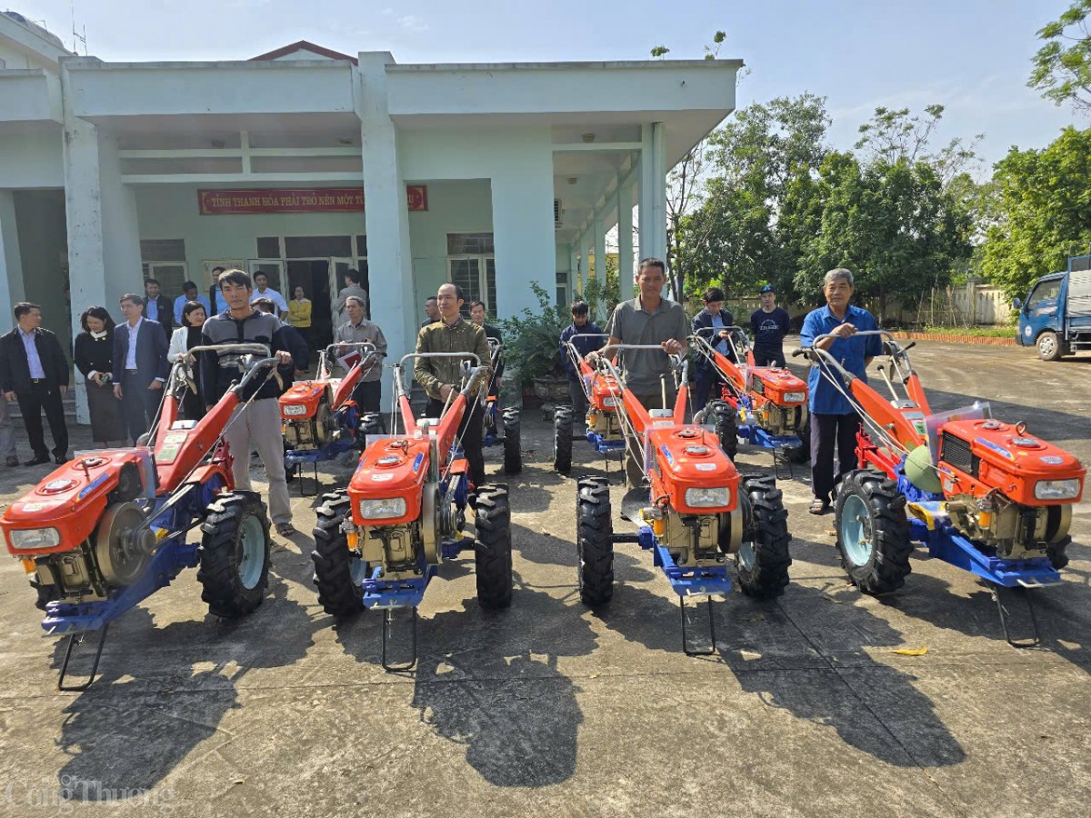 VEAM trao tặng 27 máy cày cho hộ dân nghèo ở Thanh Hóa VEAM trao tặng 27 máy cày cho hộ dân nghèo ở Thanh Hóa